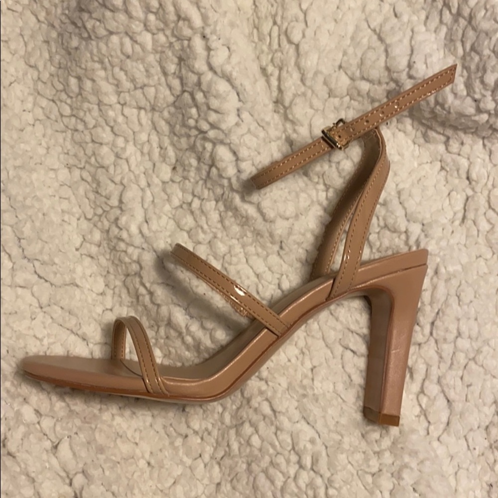 NWT Nude heels size 6